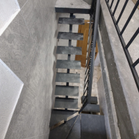 Обшитая лестница на одном косоуре.