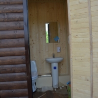 Туалет из дерева с мет. каркасом.